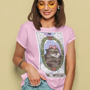 Flower Cat Meme The World Tarot Shirt, Tarot Card Shirt, Witchy Clothing, Pink Flower Cat, Katze Meme Geschenk, Meme T Shirt, traurige Katze Meme
