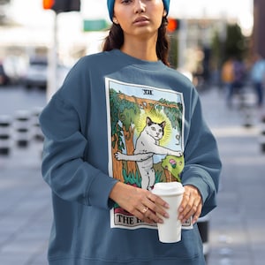 The Hanged Man Stuck Cat Meme Tarot Sweatshirt, Sweat-shirt Tarot Card, Witchy Clothing, sweat à capuche drôle de chat meme, sweat-shirt chat tarot