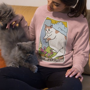 Le sweat-shirt Original Sad Cat Meme The Fool Tarot, Sweat-shirt Tarot Card, Vêtements de sorcière, Sweat à capuche meme chat qui pleure, chemise cadeau meme chat triste