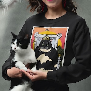Das Kaiser Standing Chonky Cat Meme Tarot Sweatshirt, Kaiser Tarot Card Sweatshirt, Witchy Kleidung, Chonky Tuxedo Cat Meme Hoodie
