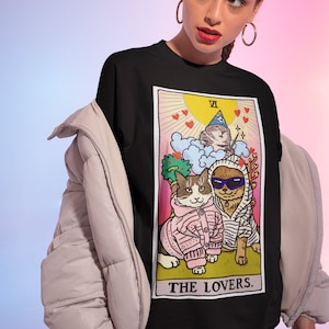 Le mème original du chat La chemise de tarot des amoureux, la chemise de carte de tarot, les vêtements de sorcière, la chemise de mème de chat qui pleure, le tarot de chat sorcière, le mème de chat triste