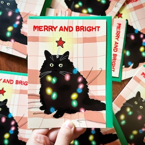 Sapin de Noël avec étoile de chat noir joyeux et lumineux, chat de vacances chonky, carte de chat de Noël drôle, carte de Noël de meme de chat, carte de vacances drôle