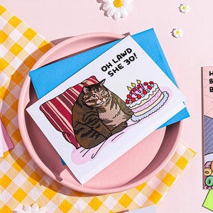 Oh Lawd She 30 fat standing chonky cat - gros chat anniversaire ses 30 ans, droit elle arrive, 30e anniversaire drôle, gâteau d'anniversaire pour chat, anniversaire de maman chat