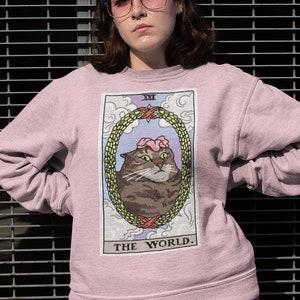 Le monde Tarot Flower Cat Meme Sweatshirt, Chemise de carte de tarot, Vêtements de sorcière, Sweat à capuche Pink Flower Cat cat meme, chat fleur ange