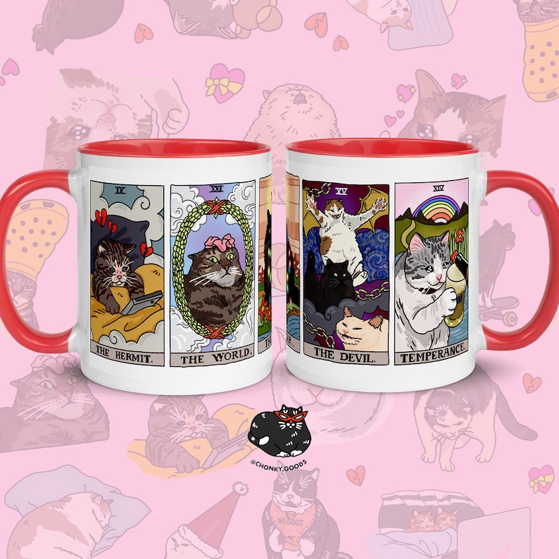 Puede incluir: Dos tazas de cer&aacute;mica blanca con bordes rojos. Cada taza presenta cuatro ilustraciones de gatos diferentes al estilo de las cartas del tarot. Las cartas est&aacute;n etiquetadas como "El Ermita&ntilde;o", "El Mundo", "El Diablo" y "Templanza".