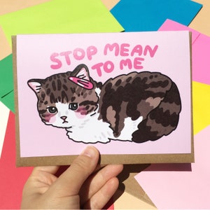 Tarjeta de gato triste Stop Mean to Me: tarjeta de felicitación de gato rosa, tarjeta de meme de gato angy, lindo meme de gato divertido, tarjeta de meme de gato llorando, tarjeta de felicitación de meme