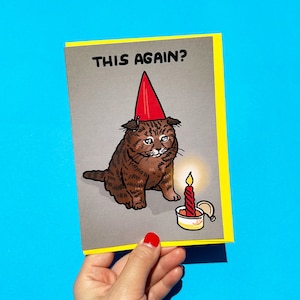 Este es otro triste meme de cumpleaños de gato: divertida tarjeta de cumpleaños de gato llorando, tarjeta de gato gruñón, gato con pastel, tarjeta de cumpleaños sarcástica, cumpleaños superado