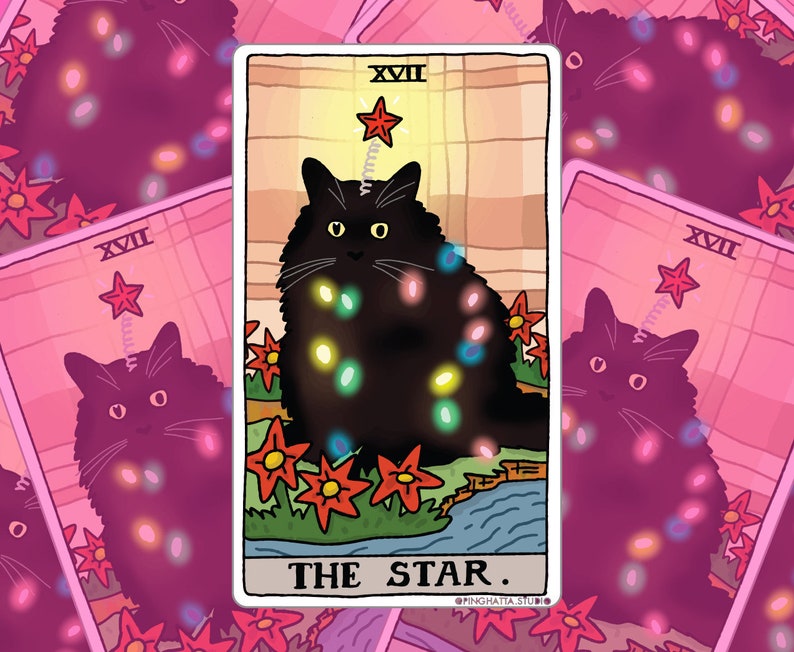 Op de afbeelding: Een zwarte kat met een ster boven zijn kop zit in een veld met rode bloemen. De kat is omringd door gloeiende lichten. De kaart toont "De Ster" en is afkomstig uit het tarotdeck "PINGHATIA STUDIO".