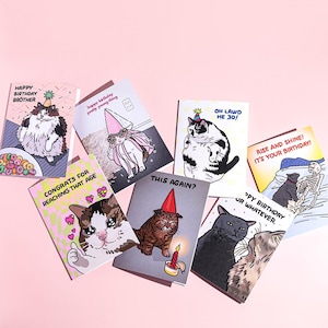 Puede incluir: Una colecci&oacute;n de tarjetas de felicitaci&oacute;n de cumplea&ntilde;os con ilustraciones de gatos de dibujos animados y mensajes humor&iacute;sticos. Las tarjetas muestran gatos con sombreros de fiesta y velas. El texto incluye frases como "Happy Birthday Brother" y "Oh Lawd He 30!"