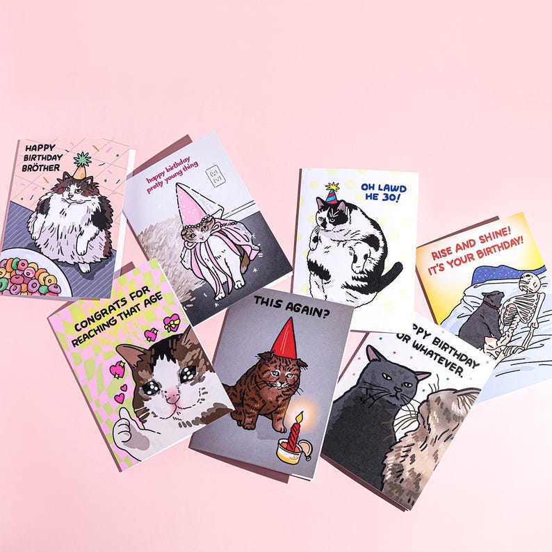 Puede incluir: Una colecci&oacute;n de tarjetas de felicitaci&oacute;n de cumplea&ntilde;os con ilustraciones de gatos de dibujos animados y mensajes humor&iacute;sticos. Las tarjetas muestran gatos con sombreros de fiesta y velas. El texto incluye frases como "Happy Birthday Brother" y "Oh Lawd He 30!"