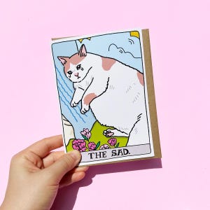 La carta meme del gatto triste - carta meme del gatto che piange, carta divertente di incoraggiamento del gatto, carta di scusa del gatto triste, carta del gatto che si è rotto, carta del gatto che ha perso un animale domestico