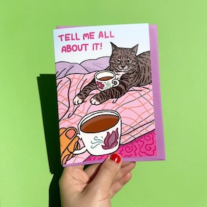 Cuéntamelo todo sobre la tarjeta meme de la taza de té del gato - meme del gato de tiktok, gato del té de chismes, tarjeta de aniversario del gato, galentine del gato divertido, gato del mejor amigo