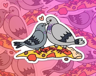 Op de afbeelding: Twee verliefde cartoon-duiven, met een hart boven hen, zitten op een stuk pizza met rode pepperoni en een gele korst. Het pizzastuk bevindt zich op een witte achtergrond met een roze en oranje patroon.