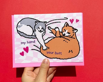 Tarjeta meme de pareja de gatos gordos con tu trasero en la mano: aniversario de abrazos de gatos, gato a distancia, pareja de gatos gordos, tarjeta de abrazos de gatos