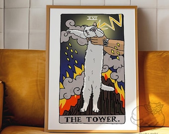 Può includere: Un'illustrazione di carta dei tarocchi con un gatto bianco con un'espressione sorpresa, tenuto da una mano. La carta è intitolata "La Torre" e ha uno sfondo giallo con fiamme e fulmini.