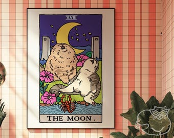 Può includere: Un'illustrazione di carta dei tarocchi con due gatti che guardano la luna. La carta è intitolata "La Luna" ed è la carta XVIII del mazzo dei tarocchi.