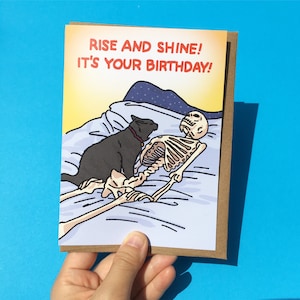 Rise and Shine It's Your Birthday Carte d'anniversaire sarcastique avec squelette de chat noir - anniversaire de chat grincheux, réveil drôle d'anniversaire, carte d'humour de chat
