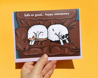 Tarjeta meme de aniversario de gato "Sofá tan bueno" - gato gritando, gato durmiendo la siesta juntos, tarjeta divertida de aniversario de gato, tarjeta divertida de aniversario para amantes de los gatos