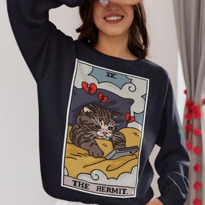 Le sweat-shirt original Sad Cat Meme The Hermit Tarot, sweat-shirt carte de tarot, vêtements de sorcière, sweat à capuche meme chat qui pleure, cadeau meme chat triste