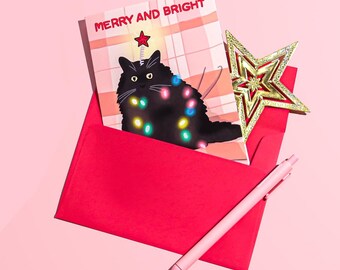 陽気で明るい黒猫の星のクリスマスツリー、ぽっちゃりした休日の猫