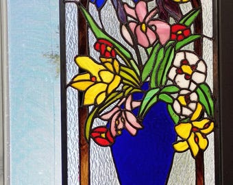 Kwiaty witrażowe w niebieskim panelu okiennym wazonu