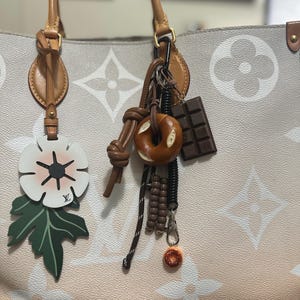Bijou de sac barre de chocolat bagel : accessoire amusant pour les gourmets