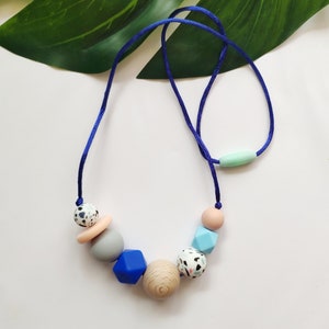 Mixed shapes woman necklace in terrazzo and blue /Silicone Nursing necklace/mom gift/ Babywearing necklace /Geometric necklace/ stillkette