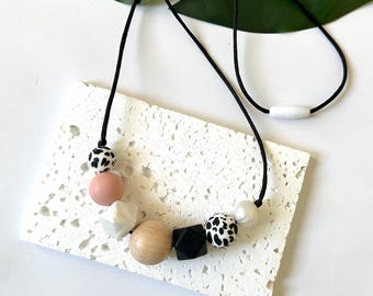 Minimalist necklace in marble, beige and terrazzo/ Silicone nursing necklace/ Breastfeeding chain salix beads/ Stillkette/ Mom Sensory chain