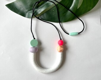 Silicone statement u-bar necklace/ Minimalist necklace with nordic rainbow /Nursing chain/ Breastfeeding necklace/ Stillkette/ Mom gift