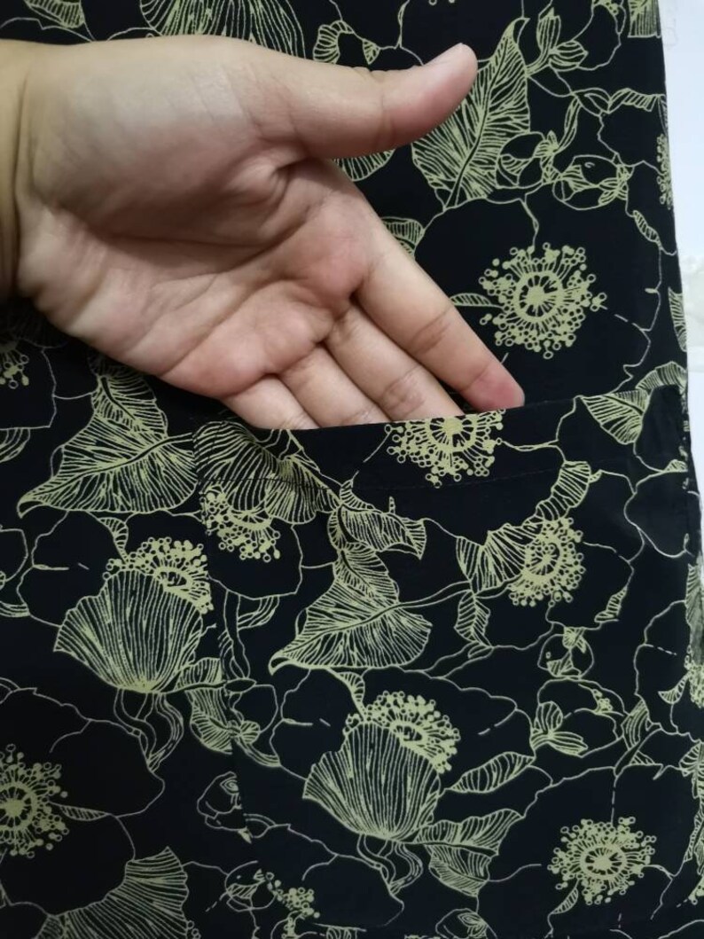 Full Coverage Vintage Apron Flower Motif Kappogi Style Japanese Style Long Sleeves Size Medium to Large AP012