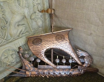 Groot gehamerd koperen viking/galjoen scheepswand – 66 x 52 cm – decoratief metaalkunstbeeld uit het midden van de eeuw