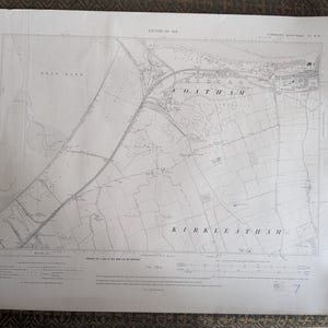 Pode incluir: Um mapa vintage da área de Kirkleatham e Coatham, com marcações detalhadas de estradas e terrenos. O mapa é fixado com quatro moedas de prata. O mapa é impresso em papel envelhecido, mostrando sinais de desgaste.