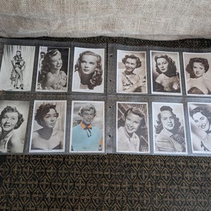 Een vintage set van 12 ansichtkaarten voor bezoekers van glamoureuze vrouwelijke actrices