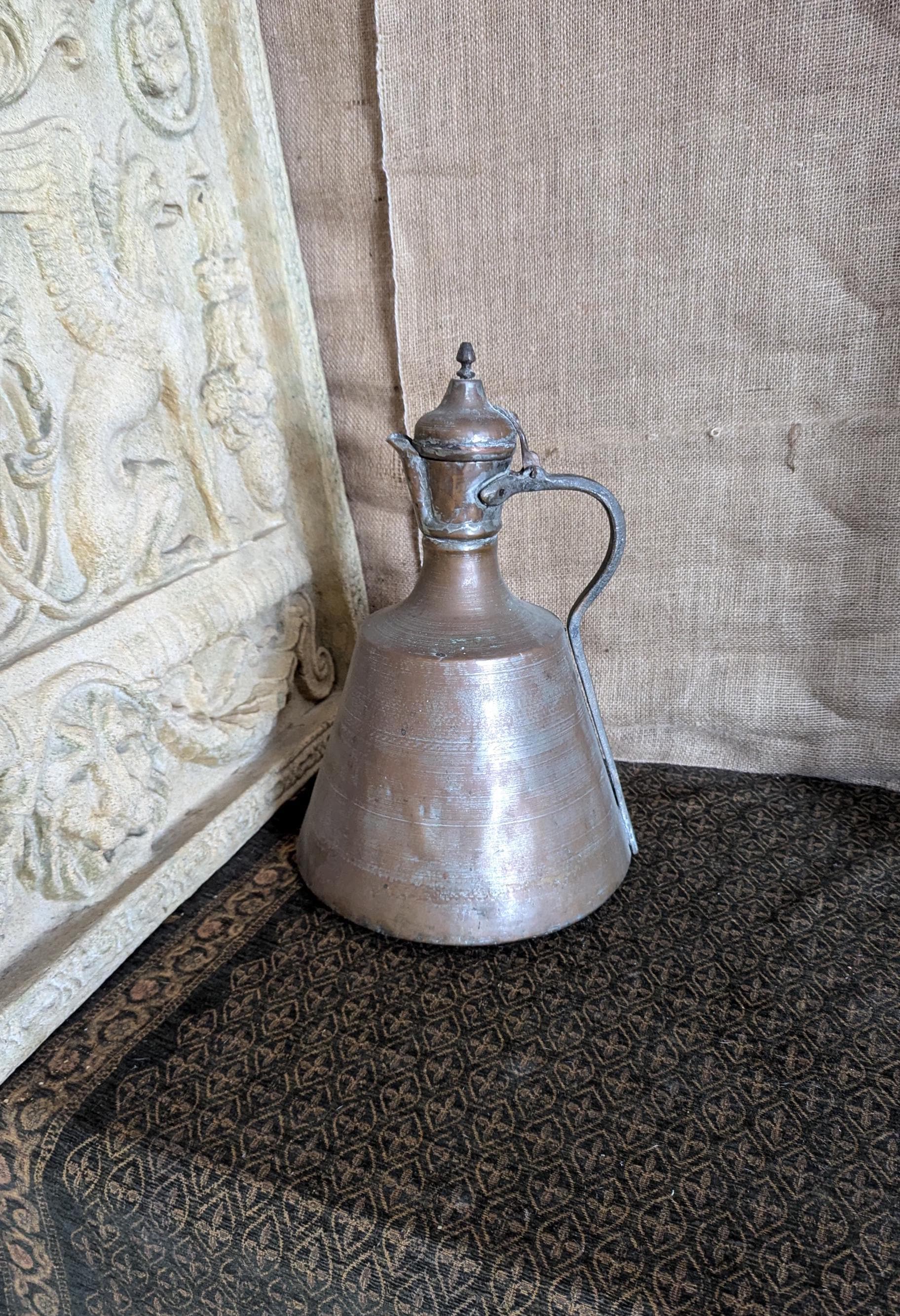 中東ペルシャ・トルコ製の大型アンティーク銅製壺、水差し、水差し