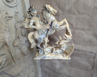 Scultura vintage di San Giorgio e il drago con finitura in marmo