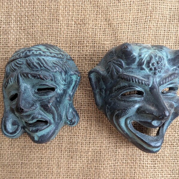 Um par de máscaras de teatro grego vintage em cerâmica e acabamento verde Verdi Tragédia / comédia