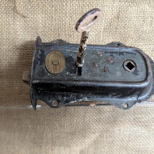 Zwaar antiek slot, oud geborgen velgslot, vintage slot met sleutel