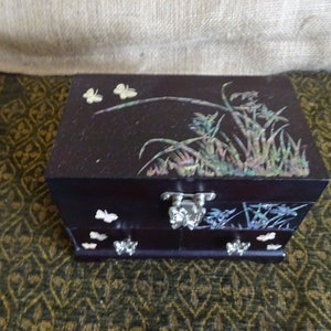Vintage schwarz lackierte chinesische Schmuckschatulle mit Abalone Schmetterling Blumeneinlage.