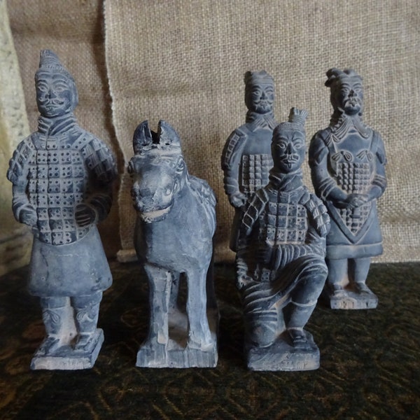 Un groupe de cinq figurines de l'armée en terre cuite