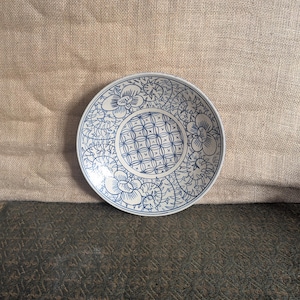 Plato de base de cerámica azul y blanca pintado a mano – 26 cm – Studio Pottery, diseño floral y geométrico, parte trasera esmaltada en cobalto