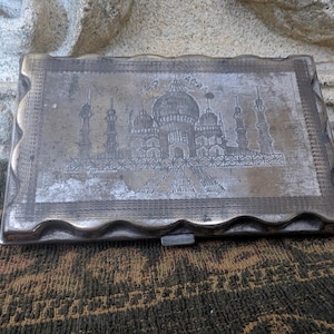 Vintage versilberte indische Zigarettenschachtel mit geätzter Landkarte und Taj Mahal