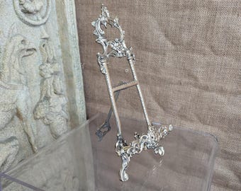 Caballete de exhibición de latón ornamentado – Soporte para marco de fotos estilo rococó – 30 cm