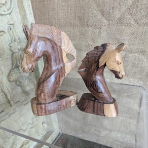 木製 ヴィンテージ 馬 ヴィンテージの木製馬頭彫刻2体。手彫りの木製 - 素朴な20cmの乗馬装飾