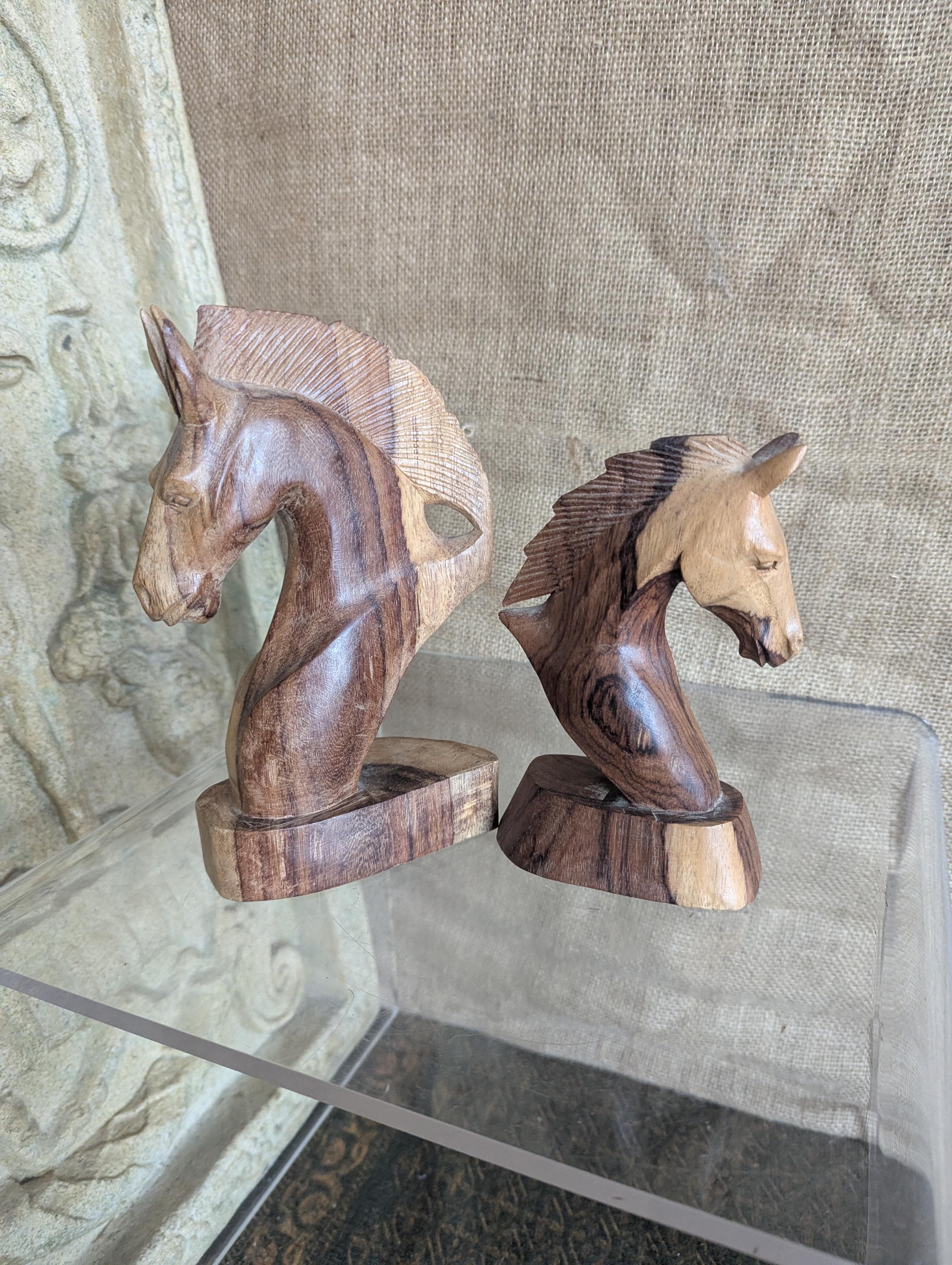 ヴィンテージの木製馬頭彫刻2体。手彫りの木製 - 素朴な20cmの乗馬装飾