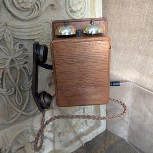 Antieke eiken kast, Ericsson handslinger koper en messing wandtelefoon