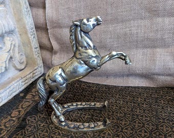 ヴィンテージの木製馬頭彫刻2体。手彫りの木製 - 素朴な20cmの乗馬装飾