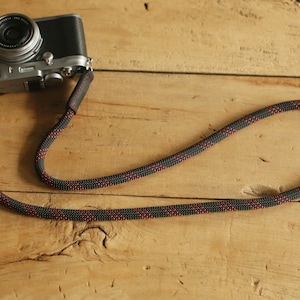 Corda da arrampicata COOL Black Red Spot 10 mm in pelle nera fatta a mano Cinghia per fotocamera