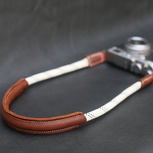 Handgefertigtes Schulterpolster aus braunem Leder, Kletterseil, Schulterpolster, Kameraband, Umhängegurt 10 mm Form