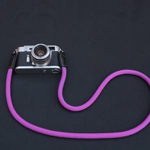 Alça de câmera artesanal roxa em formato de corda de escalada: alça de ombro/pescoço em couro de 11 mm com costura multicolorida.