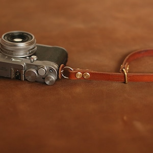 Cinturino da polso per macchina fotografica fatto a mano in pelle marrone spessa da 12 mm / windmup